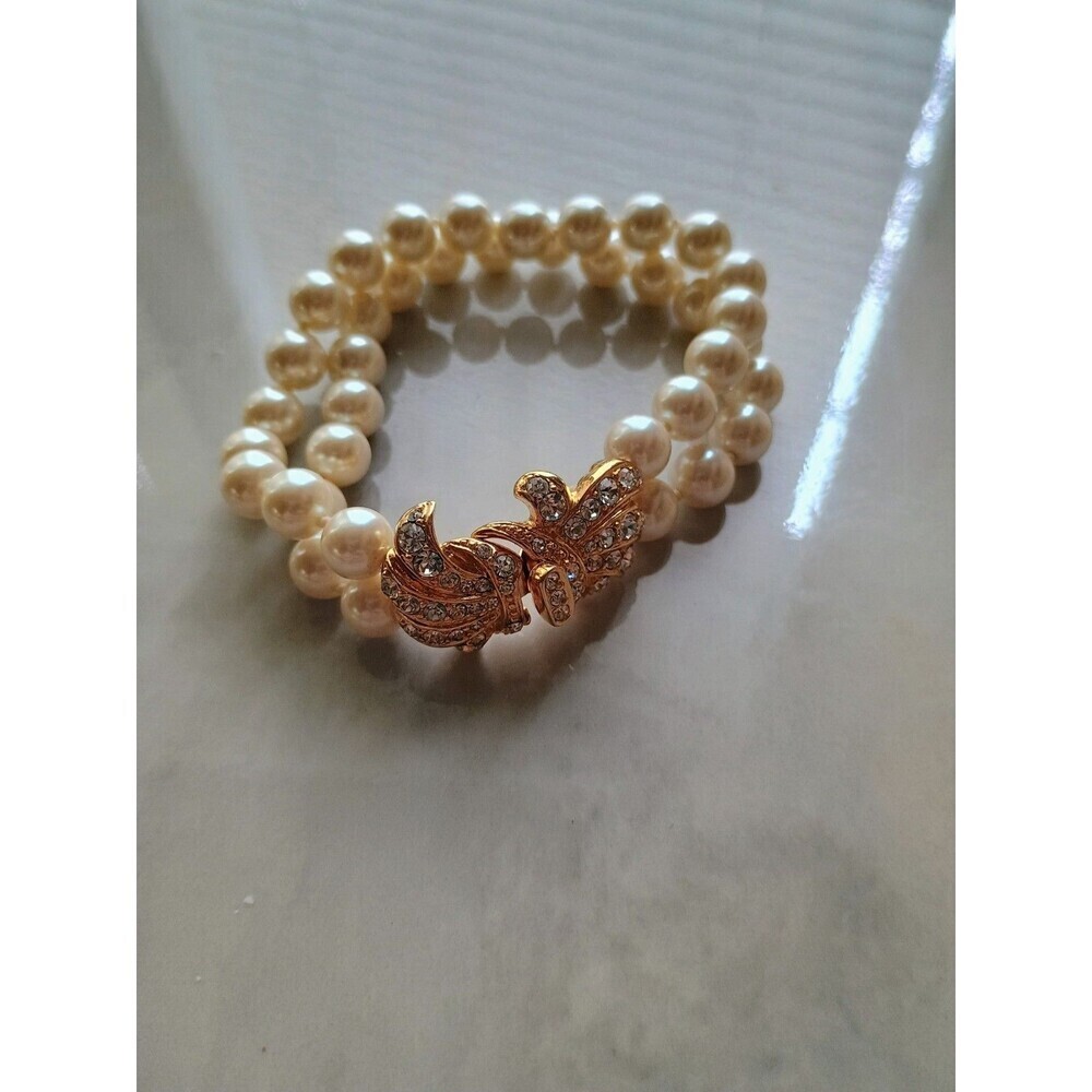 White Pearl And Gold Tone Gemstone Clasp Women's Bracelet Vintage Inspired